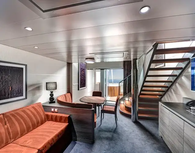 YJD Yacht Club Duplex Suite with Jacuzzi